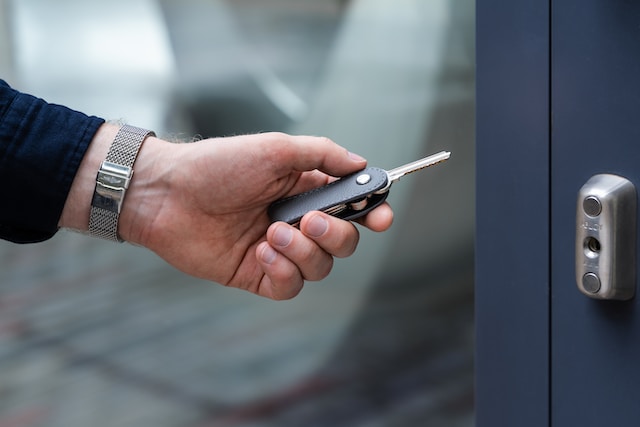 person holding the keys